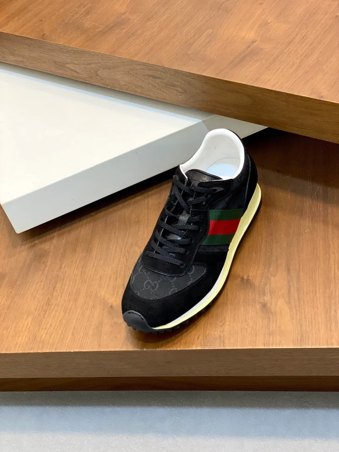 Men's shoes 💰660 [Gucci] Gucci - high-end quality original order 👩🏻‍❤️‍👨🏻 couple wear 🔍🔍🔍 casual sports shoes - upper: 🔝 suede calfskin, shoe body brand totem cloth. brand webbing, tongue. heel. air pressure brand logo - lining: water-dyed sheepskin -Outsole: ultra-light TPU foam·TR rubber; two-color molded outsole -Ultra-high quality control·fine workmanship: highlighted (high-end·exquisite·class) -Size: same style for men and women 36-44 (female 35, 40, male 45, 46 can be customized)·